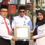 KEPALA KANKEMENAG TAPIN SERAHKAN PIAGAM PENGHARGAAN CAPAIAN IKPA TERBAIK KEPADA MAN 1 TAPIN